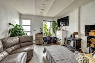 Voor meer info of een bezoek, bel 054 69 39 39 - In het landelijke Viane vinden we dit renovatiepand, tevens geschikt als projectgrond. Met...