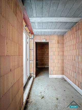 In een rustige straat in Veldegem bevindt zich deze nieuwbouwwoning met een vlotte verbinding naar winkels, het openbaar vervoer en de E403. De...