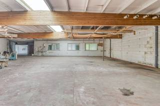 Vous recherchez un espace commercial fonctionnel, parfait pour le stockage, la production ou une petite entreprise ? Cet entrepôt moderne offre...