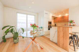 Deze fraaie bel-etagewoning bevindt zich in het centrum van Izegem, op wandelafstand van openbaar vervoer, scholen, horeca en winkels. Dankzij diverse renovaties doorheen de jaren, uitgevoerd met oog voor kwaliteit, verkeert de woning in zeer mooie staat.<br /><br />De lichtrijke leefruimte met open keuken en mezzanine vormt zonder twijfel de absolute blikvanger van deze woning en zorgt voor een ruimtelijk en eigentijds gevoel.<br />Het betreft een bel-etagewoning, waardoor het leefgedeelte zich op de bovenste verdieping bevindt.<br /><br /><strong>Indeling:</strong><br /><strong>Gelijkvloers:</strong> ruime inkomhal met toegang tot een dubbele (!) garage<br /><strong>Eerste verdieping:</strong> twee ruime slaapkamers, een verzorgde badkamer, apart toilet en praktische berging/wasplaats<br /><strong>Bovenste verdieping:</strong> lichtrijke leefruimte met open keuken, ruim zonnig terras, mezzanine en extra bergruimte<br /><br />Voor extra sfeer en gezelligheid werd een pelletkachel voorzien. Daarnaast beschikt de woning over een praktische goederenlift.<br /><br /><strong>Beschikbaar vanaf 15/06.</strong>