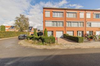 <p><span>Instapklare bel-etagewoning met 3 slaapkamers, dubbele garage en tuin in Zwijndrecht</span></p><p><span>Op een rustige en aangename ligging in Zwijndrecht bevindt zich deze ruime en instapklare bel-etagewoning met maar liefst 171 m² bewoonbare oppervlakte. De woning combineert een comfortabele indeling met moderne voorzieningen, een ruime garage en een aangename buitenruimte, en is bovendien vlot bereikbaar via de belangrijkste invalswegen.</span></p><p><span>Bij het binnenkomen vinden we een verzorgde inkomhal met nieuw hangtoilet. Het gelijkvloers beschikt verder over een ruime garage met plaats voor twee wagens en een automatische poort, een praktische berging/wasplaats en toegang tot het terras en de tuin. Een ideale combinatie van comfort en praktische bergruimte.</span></p><p><span>Op de eerste verdieping bevindt zich de ruime living van ca. 32 m², die voldoende plaats biedt voor een gezellige zithoek en eethoek. De pelletkachel zorgt hier voor extra warmte en sfeer. Aansluitend bevindt zich de volledig nieuwe, geïnstalleerde keuken met luxe toestellen. Een moderne keuken die zowel praktisch als stijlvol is en perfect aansluit bij het hedendaagse wooncomfort.</span></p><p><span>De tweede verdieping omvat drie ruime slaapkamers en een volledig ingerichte badkamer. Hierdoor biedt de woning volop ruimte voor een gezin, maar zijn er ook mogelijkheden voor een thuisbureau, hobbyruimte of dressing.</span></p><p><span>Ook technisch biedt de woning verschillende troeven. Er is centrale verwarming op aardgas en de woning beschikt deels over vernieuwde ramen met rolluiken. De elektriciteitsinstallatie is conform gekeurd.</span></p><p><span>De rustige ligging in Zwijndrecht zorgt voor aangenaam wonen, terwijl u toch snel toegang heeft tot de belangrijkste invalswegen en omliggende gemeenten. Dankzij de ruime woonoppervlakte, drie slaapkamers, dubbele garage, tuin en volledig nieuwe keuken is dit een woning die comfort en functionaliteit uitstekend combineert.</span></p><p><span>Een verzorgde en instapklare gezinswoning met heel wat troeven, die beslist een bezoek waard is!</span></p><p><span>Interesse? Contacteer Immo Twins voor meer informatie of een bezoek ter plaatse via 052/55.55.55 of info@immotwins.be. </span></p>