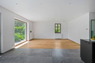 <p><span>In een rustige, doodlopende straat in het centrum van Rijmenam bevindt zich deze recente en perfect instapklare woning (bouwjaar 2019), afgewerkt met kwaliteitsvolle materialen en voorzien van alle hedendaags comfort.</span></p><p><span>Via de ruime inkomhal met gastentoilet betreedt u de lichtrijke leefruimte met open keuken. Dankzij de grote raampartijen geniet de woning van een aangename connectie met de prachtig aangelegde tuin en de verschillende terrassen. Aansluitend aan de leefruimte bevindt zich nog een praktische bureauruimte. De gelijkvloerse verdieping biedt bovendien een slaapkamer met ingebouwde kast, een stijlvolle badkamer uitgerust met ligbad en inloopdouche, én een inpandige garage.</span></p><p><span>Op de verdieping bevinden zich nog twee volwaardige slaapkamers en een ruime nachthal die perfect kan dienen als extra bureauruimte, speelhoek of eventueel kan ingericht worden als bijkomende kamer. Via een schuiftrap bereikt u nog de praktische zolderruimte.</span></p><p><span>Buiten is het heerlijk genieten in de fraai aangelegde tuin met meerdere terrassen, waaronder een gezellig overdekt terras. Extra bergruimte vindt u in de ruime tuinberging.</span></p><p><span>De woning geniet van een centrale, residentiële ligging met winkels, scholen en verbindingswegen in de onmiddellijke omgeving. Bovendien beschikt de woning over een uitstekende energiescore met EPC-label A.</span></p>