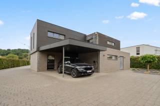 ***Inscription à la journée portes ouvertes du 24/09 via www.polares.eu***<br /><br />Cette villa individuelle, prête à emménager, est située dans une rue particulièrement calme du quartier verdoyant de Nieuwrode. La propriété a été construite en 2007, puis agrandie en 2014 avec des travaux de grande qualité. Avec une surface habitable généreuse de 249 m² et un terrain impressionnant de 1 314 m², cette propriété allie espace, intimité et confort de vie moderne à un niveau exceptionnel.<br /><br />Dès que l’on pénètre dans la maison, on est immédiatement frappé par l’abondance de lumière naturelle. Le vaste salon constitue le cœur de la maison et communique directement avec l’extérieur grâce à de grandes baies vitrées. À côté se trouve un espace bureau séparé, idéal pour ceux qui souhaitent travailler confortablement à domicile. Pour un climat intérieur optimal en toute saison, le salon est équipé de la climatisation.<br /><br />Avec pas moins de 5 chambres à part entière et 2 salles de bains aux finitions élégantes, cette villa offre tout le confort nécessaire. Trois des chambres sont également équipées de la climatisation. La maison dispose en outre d’un garage avec cave, ce qui offre un espace supplémentaire de stationnement, de rangement et de stockage.<br /><br />En matière de durabilité également, cette maison est un véritable atout. Avec un label EPC B favorable, 38 panneaux solaires sur le toit et une borne de recharge privée devant la porte, cette maison est parfaitement parée pour l’avenir. À l’extérieur, vous profiterez en toute tranquillité du cadre verdoyant sur ce vaste terrain. En bref, une opportunité unique d’acquérir une maison familiale haut de gamme, agrandie et économe en énergie. Contactez-nous dès aujourd’hui pour obtenir plus d’informations ou organiser une visite sur place.