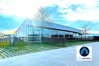 <br /><strong>Ruime en moderne showroom van 960m² </strong>op een centrale ligging op de industriezone Vliegplein te Maldegem met een vlotte bereikbaarheid en nabij alle hoofdwegen. (N9 / N44 Aalter / E34 Antwerpen-Knokke)<br />Er zijn 15 parkeerplaatsen beschikbaar en laadfaciliteiten voor elektrische voertuigen.<br /> <br />De showroom is ruim en multifunctioneel, ook als kantoorruimte te gebruiken. Achteraan de showroom zijn bureelruimtes aanwezig.<br /><br />Aansluitend bevind zich een magazijn van 840m² met een sectionaalpoort op de zijkant van het gebouw, met een optimale bereikbaarheid voor elk type vervoer. <br />Dit magazijn is niet inbegrepen maar kan mee gehuurd worden. <br /><br /> <br /><strong>Specificaties</strong><br /><br />verwarming<br />verlichting<br />keuken/bar<br />toiletten dames/heren<br />burelen achteraan<br /> <br /> <br /><strong>Financieel</strong><br />huurprijs jaarlijks te indexeren<br />onroerende voorheffing ten laste van de huurder<br />waarborg 3 mnd huur<br />éénmalige kosten ten laste van de huurder met betrekking tot de huurovereenkomst :<br />50% van de kosten plaatsbeschrijving + registratierecht FOD Fin.<br />alle verdere info op aanvraag<br /> <br />Beschikbaarheid<br />vanaf 1 juni 2025<br /> <br /> <br /> <br /><strong>Contacteer ons voor meer info of een vrijblijvend bezoek.<br />Bezoek enkel of afspraak met de makelaar<br /><em>bel 050 72 01 61 <br />wim@biz-connect.be</em></strong>