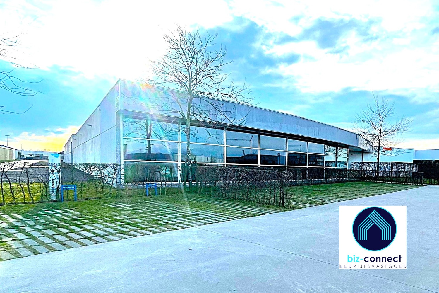 bedrijfsgebouw | 960m² showroom, kantoren en parking - foto 1