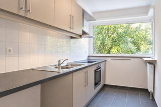 <p>BEZOEKMOMENT VOLZET!!!<br /><br />Op de tweede verdieping van een kleinschalige residentie bevindt zich dit aangename appartement met twee slaapkamers en een zuidgericht terras. Dankzij de praktische indeling, de aangename leefruimtes en de vele natuurlijke lichtinval is dit een comfortabel appartement voor wie op zoek is naar een gezellige thuis.<br /><br />INDELING<br />Het appartement wordt betreden via een ruime inkomhal van ca. 10 m², voorzien van een gastentoilet met handenwasser. Vanuit de inkomhal is er een praktische berging bereikbaar. <br />Aan de voorzijde van het appartement bevindt zich de ruime woonkamer van ca. 30 m². Dankzij de het grote schuifraam geniet deze ruimte van een aangename natuurlijke lichtinval. Aansluitend bevindt zich de keuken, afgewerkt met een tegelvloer en uitgerust met een inductiekookplaat, dampkap, oven, 2 spoelbakken en voldoende kastruimte.<br />Aan de achterzijde van het appartement bevinden zich twee slaapkamers van elk ca. 11 m², beide voorzien van een onderhoudsvriendelijke laminaatvloer.<br />De badkamer beschikt over een ligbad met douchefunctie en een badkamermeubel met enkele lavabo, spiegel, kolomkast en aansluiting voor wasmachine en droogkast.<br /><br />BIJZONDERHEDEN<br />Zuidgericht terras.<br />PVC-schrijnwerk met dubbele beglazing en cv dmv. condensatieketel op gas. <br />Inpandige fietsenstalling.<br /><br />Vaste koste: €70: minuterie, water - waarborg: 3 maanden - Plaatsbeschrijving: €160 + btw per partij<br />Beschikbaar vanaf 01/11/2026</p>
<p><span> </span></p>