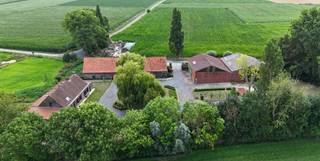 Deze hoeve gelegen in de Reigerbeekstraat in het mooie Poeke.Ze omvat een ruime woning, prachtige bakstenen langgevel schuur/stalling en 2 hogere...