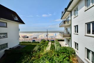 Luxueus gerenoveerd appartement op topligging in het Zoute. Ontdek dit prachtig gerenoveerde appartement in een stijlvolle villaresidentie, op een bevoorrechte locatie vlakbij de wandeldijk van het Zoute, op wandelafstand van het Zwin, het Albertplein en de exclusieve boetieks in de Kustlaan.<br />Indeling: Lichtrijke woonkamer met salon en eetruimte, uitgevend op een zonneterras vooraan met zeezicht én een tweede zonnig terras op het zuiden. Open, volledig ingerichte keuken. Inkomhal met gastentoilet en vestiaire.<br />De master bedroom beschikt over een eigen douchekamer (met toilet). Tweede slaapkamer eveneens met douchekamer en aansluiting voor wasmachine. Beide slaapkamers zijn voorzien van ingemaakte kasten voor optimaal comfort en opbergruimte.<br />Mogelijkheid tot aankoop van een parkeerplaats in de residentie - Private kelder - Gemeenschappelijke fietsenberging.<br />Contacteer ons om een bezoek in te plannen.