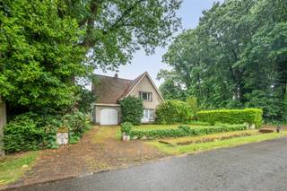 Nabij de verbindingsweg tussen de oprit van de E313 en het centrum van Herentals bevindt zich deze charmante open bebouwing. De woning geniet van...