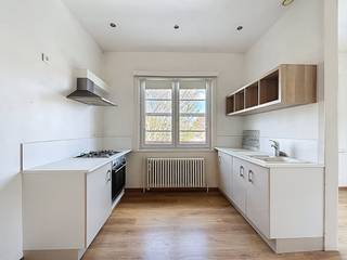 In de Vlaanderenlaan te De Panne vinden we dit lichtrijk appartement (71m²) met twee slaapkamers te huur. Het appartement is centraal gelegen,...