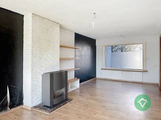 Deze woning is gelegen op een grondoppervlakte van 687 m² en bestaat uit: oprit met plaats voor 3 auto's - inkomhal - toilet - living - keuken...