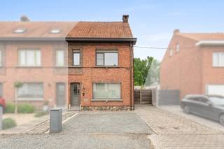 [[ DIT PAND NEEMT DEEL AAN DE ERA OPEN HUIZEN DAG OP 13/6 VAN 17:30 TOT 18:30 ]]
<p>Te koop: halfopen woning in het centrum van Hamme, op korte afstand van openbaar vervoer en voorzieningen.</p>

<p>Deze woning uit 1956 biedt een ruime indeling en een aangename ligging in een sociale buurt. De grote tuin vormt een perfecte plek om te ontspannen of te genieten van buitenactiviteiten. De garage zorgt voor extra comfort en veilige parkeergelegenheid. Bovendien beschikt de woning over een ruime zolder die extra opslagruimte of een creatieve invulling mogelijk maakt.</p>

<p>Belangrijkste ruimtes:<br />• Living (28 m²) met veel lichtinval<br />• Eetkamer (16 m²) aansluitend op de living<br />• Keuken (10 m²) met functionele indeling<br />• Badkamer (9 m²)<br />• Slaapkamer (19 m²)<br />• Slaapkamer (15 m²)<br />• Slaapkamer (13 m²)<br />• Zolder (25 m²) met veel mogelijkheden</p>

<p>Troeven:<br />• Grote tuin voor ontspanning<br />• Garage voor veilige en handige parkeergelegenheid<br />• Ruime zolder met potentieel</p>

<p>Neem vandaag nog contact op met je ERA-makelaar voor een bezoek. JOUW DROOMHUIS. ZO GEVONDEN!</p>