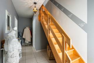 Deze te koop aangeboden woning is perfect onderhouden en is instapklaar, gelegen in de Marcastraat te Wondelgem met ruime woonoppervlaktes en aangenaam wooncomfort.<br /><br />Ligging:<br />De woning bevindt zich in een rustige straat met goede bereikbaarheid naar winkels, voorzieningen en invalswegen. U woont hier in een zeer aangename omgeving, maar niet ver van het centrum.<br /><br />Indeling van de woning:<br /><br />Gelijkvloers:<br />Via de inkomhal met gastentoilet komt u binnen in de ruime woonkamer met eetplaats. Aansluitend bevindt zich de keuken met berging en wasplaats die uitkijkt op de tuin. Er is ook nog een grote inpandige garage voorzien<br /><br />1e verdieping:<br />Op de verdieping is er een praktische nachthal, 3 volwaardige slaapkamers, apart toilet en een badkamer.<br /><br />Zolder:<br />Boven de gehele woning ligt een zolderruimte die volledig werd geïsoleerd en veel bergplaats biedt.<br /><br />Buitenruimte:<br />De woning heeft een een aangelegde en verzorgde tuin waar u kan genieten van rust en privacy en een zonnig terras. Vooraan de woning is er een ruime oprit voorzien met voortuin.<br /><br />De woningen zijn momenteel verhuurd en bieden dus ook een mogelijkheid voor een stabiele investering.<br /><br />Extra troeven:<br />✅ Goed onderhouden woningen<br />✅ EPC-label C – en volledig asbestvrij<br />✅ Garage en private oprit<br />✅ Perfect onderhouden en kwalitatief afgewerkt<br />✅ Gunstige en rustige ligging<br /><br />Deze woning is een ideale match voor wie zoekt naar wooncomfort met de nodige ruimte en privacy.<br /><br /><br /><strong>De bezoekdag voor deze woning is donderdag 11 juni omstreeks 20u. De verkoop zal worden gehouden onder het principe van gesloten omslag. Het bodformulier en het regelement staan als bijlage downloadbaar op de website of is via mail te verkrijgen.</strong>