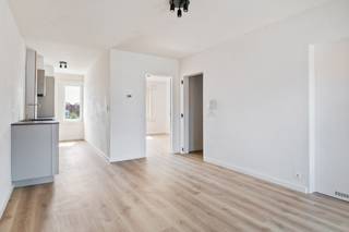 Op zoek naar een instapklaar appartement waar je zelf niet meer naar hoeft om te kijken? Dan is dit misschien wel iets voor jou!<br /><br />Dit appartement werd volledig gerenoveerd en is afgewerkt met kwalitatieve materialen. Bij het binnenkomen kom je terecht in een aangename leefruimte met veel natuurlijke lichtinval. De open keuken sluit mooi aan bij de leefruimte en zorgt voor een gezellig en ruimtelijk geheel.<br /><br />Achteraan bevindt zich de aparte slaapkamer, rustig gelegen en ideaal om helemaal tot rust te komen. De badkamer is compact maar praktisch ingericht met een douche, lavabo en toilet. Bovendien is er ook plaats voorzien voor je wasmachine.<br /><br />Het appartement maakt deel uit van een kleinschalig gebouw, wat zorgt voor een rustige en aangename woonomgeving.<br /><br />Kortom: een volledig gerenoveerd appartement met een mooie afwerking, veel licht en een praktische indeling. Ideaal als eerste eigen stek, pied-à-terre of investering.<br /><br />Benieuwd? Maak dan snel een afspraak via info@jamar.immo of 03 435 31 33.<br />Vg, Wg, Gmo, GVKR, GVV, geen overstromingsgevoelig gebied. Niet opgenomen in het maatregelenregister