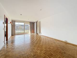 <p><span>BEZOEK? Bel 09/225.00.78. </span></p><p><span>Dit ruime appartement s ideaal gelegen nabij het centrum van Melle, met een vlotte bereikbaarheid dankzij de nabijheid van belangrijke invalswegen zoals de R4 en E40.</span></p><p><span>U betreedt het appartement via de inkomhal, die toegang biedt tot alle ruimtes. De lichtrijke leefruimte van 29 m² geniet van een aangenaam open zicht op de tuin en geeft via een groot schuifraam uit op het zuidgerichte terras.</span></p><p><span>De volledig uitgeruste keuken sluit aan op een praktische berging met aansluiting voor een wasmachine. Het appartement beschikt over twee slaapkamers van respectievelijk 13,5 m² en 11 m², waarbij de kleinste kamer is voorzien van een ingemaakte kast.</span></p><p><span>De badkamer is uitgerust met een douche, dubbele wastafel en toilet. Daarnaast is er een apart gastentoilet in de hal.</span></p><p><span>Tot slot beschikt het appartement over een gelijkvloerse garage en een privatieve kelderberging.</span></p><p><span> </span></p><p><span>Kortom, een instapklaar appartement op een toplocatie, ideaal voor wie comfortabel en centraal wil wonen!</span></p>