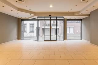 In het centrum van Hamme kan je dit prachtig en statig handelspand terug vinden. Het handelspand heeft jaren dienst gedaan als succesvolle...