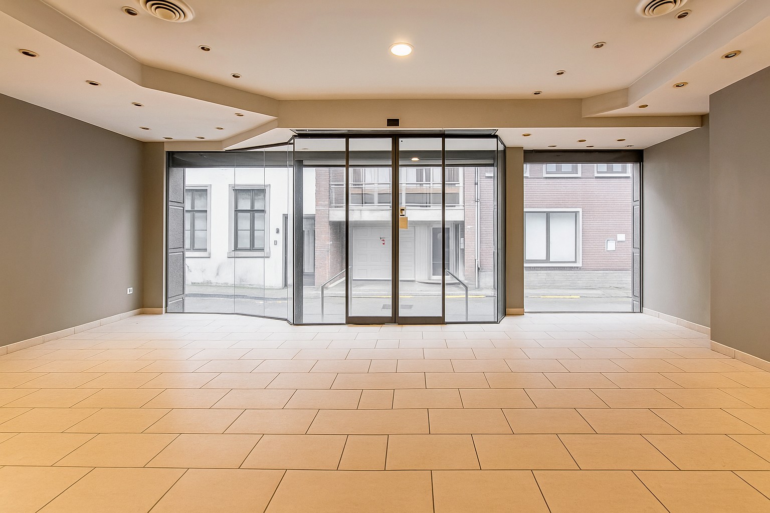 Gunstig gelegen handelspand TE HUUR. - photo 2