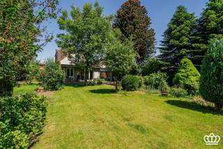 <p><span>Karaktervolle woning te Essen-centrum, grotendeels gerenoveerd, 4 slaapkamers, 1 badkamer, verrassende tuin en garage, op een perceel van ca. 1100 m²</span></p><p><span> </span></p><p><span>INDELING</span></p><p><span> </span></p><p><span>Gelijkvloers</span><span>:</span></p><p><span>Kleine inkomhal die via een glazen deur toegang geeft tot de cosy leefruimte. De erker en kachel dragen bij tot een heel knusse sfeer . Hier binnenkomen geeft een instant “thuis”gevoel ! Mooie houten vloer en veel licht. De leefruimte is L-vormig en geeft veel mogelijkheden tot het creëren van gezellige hoekjes. Mooie houten vloer in de leefruimte.</span></p><p><span>De keuken heeft een mooie tegelvloer die de authentieke sfeer van de woning mooi weergeeft. </span></p><p><span>De ruime badkamer bevindt zich gelijkvloers , en is uitgerust met een bad, douche, wastafel en toilet.</span></p><p><span>Vanuit de keuken toegang naar de grote veranda, aansluitend een werkplaats/berging , en toegang naar de garage.</span></p><p><span>Verder is er nog een extra ruimte , toegankelijk via de veranda en achter de keuken (nu ingericht als kleine studio, met keukentje, kleine badkamer,...), met zicht op de tuin.</span></p><p><span> </span></p><p><span>1ste verdieping: </span></p><p><span>Authentieke trap naar de verdieping. Hier bevinden zich 3 à 4 slaapkamers. (en een extra toilet).</span></p><p><span> </span></p><p><span>Kelder</span><span>:</span></p><p><span>Vanuit de hal toegang naar een handige en droge voorraadkelder.</span></p><p><span> </span></p><p><span>Tuin</span><span>:</span></p><p><span>De tuin is een echte verrassing : een oase van groen en rust, 100% privacy midden in het centrum! </span></p><p><span> </span></p><p><span> </span></p>