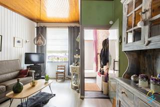 <p>Te koop te Zele!<br />Deze gezellige woning is uitstekend gelegen in het centrum van Zele, op wandelafstand van winkels, openbaar vervoer en het station.<br />Op het gelijkvloers betreedt u de woning via de inkomhal, die leidt naar een aangename en lichtrijke leefruimte. Aansluitend bevindt zich een geïnstalleerde keuken. Verder is er een badkamer met douche en een apart toilet aanwezig. Buiten geniet u van een gezellige koer/terras, ideaal om te ontspannen.<br />De eerste verdieping beschikt over twee volwaardige slaapkamers.<br />Parkeren is mogelijk in de straat.<br />Dankzij de centrale ligging en praktische indeling is deze woning perfect geschikt voor eigen bewoning, maar ook een uitstekende opportuniteit als investering met het oog op verhuur.<br />Interesse? Contacteer collega Wolf via wolf@cornelis-goeman.be of 0498 54 06 90</p>