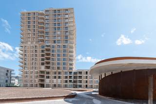 <ul>
	<li>Dit nieuwbouw appartement is gelegen langs de Troonstraat te Oostende, in het gegeerde <strong>complex O'Sea.</strong></li>
	<li>Het appartement is rustig gelegen maar slechts 50 meter verwijderd van het mooiste stukje <strong>strand</strong>.</li>
	<li>Gezien de grote raampartijen en de gunstige oriëntatie geniet het appartement van een open zicht en zeer veel <strong>natuurlijk daglicht en zon.</strong></li>
	<li>De indeling is als volgt: inkom, leefruimte met open keuken,<strong> ruim terras</strong>, twee slaapkamers, twee badkamers en berging.</li>
	<li>Het appartement is voorzien van alle nieuwe technieken en geniet een <strong>kwalitatieve afwerking.</strong></li>
	<li>Bijkomend aan te kopen, berging: €6.700 &amp; <strong>overdekte autostaanplaats</strong>: €42.000</li>
	<li>Tevens is er een mogelijkheid tot aankoop van de meubelen.</li>
	<li>Deze verkoopt valt onder het stelsel van <strong>BTW</strong>.</li>
</ul>
