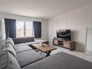 Prachtig gelegen zonnig appartement met 2 slaapkamers en terras. Het ruime appartement is gelegen op de 2de verdieping in een zeer verzorgde kleine residentie in de directe nabijheid van winkels, openbaar vervoer, school en in de nabijheid van een groene omgeving (Boekenbergpark). Verder heeft u een vlotte aansluiting naar de autosnelweg. Het appartement is overal voorzien van dubbele beglazing (pvc) en centrale verwarming met aparte cv-ketel. Omvattende: inkomhal, apart toilet, ruime en zonnige living (35,5m2), open ingerichte keuken. De keuken is voorzien van keramische kookplaat, dampkap en voldoende kastruimte. Berging, Volledig betegelde badkamer (6m2) met ligbad, lavabomeubel en plaats voor wasmachine. 2 slaapkamers (14 en 11m2), terras (Zuid-oriëntatie). Mogelijkheid voor het aankopen van een aparte garage (20.000 euro). Het appartement is ook interessant als investering.<br />Voordelen van dit appartement:<br />- zeer goede ligging ( nabijheid winkels, openbaar vervoer, school, park ... )<br />- terras (zuid)<br />- zeer lage gemeenschappelijke kosten<br />- goede EPC-score (B-label)<br />- asbestveilig<br />- keuring elektrische installatie is Conform<br />- P&amp;G-score A (niet gelegen in overstromingsgevoelig gebied)<br />- Mogelijkheid voor het aankopen van een aparte garage.<br />Het appartement is momenteel verhuurd, dus ook zeer interessant als investering!<br />Voor meer info of een bezoek ter plaatse: STEEDS NA TELEFONISCHE AFSPRAAK: 0487/759.758