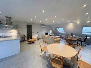 Spacious and perfectly maintained duplex in a central location in Diest. The living space is bathed in light and seamlessly connects to a...