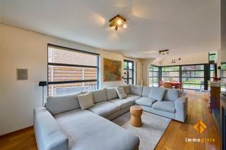 Deze zéér ruime woning met diverse mogelijkheden is gelegen op een mooi perceel van 7a86ca, in een rustige straat en toch pal in het centrum...