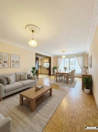 <p>In de Haverstraat in Oostende, op slechts tien minuten wandelen van het Maria Hendrikapark en op 1km van het strand, bevindt zich dit ruime gelijkvloers appartement met twee slaapkamers. Een ideale keuze voor wie op zoek is naar een comfortabele vaste woonst of een tweede verblijf in een rustige straat en toch centraal in Oostende.</p><p>Het appartement is gelegen op het gelijkvloers en biedt een vlotte toegankelijkheid. Via de inkomhal kom je binnen in de lichtrijke leefruimte met een volledig uitgeruste keuken die voorzien is van alle comfort. Aansluitend aan de keuken bevindt zich een grote, praktische berging die extra opbergruimte biedt.</p><p>Via de hall heb je toegang tot twee volwaardige slaapkamers, een badkamer uitgerust met een douche en een dubbele lavabo, en een aparte wc. In de kelderverdieping vind je een private berging én een gemeenschappelijke fietsenstalling. Daarnaast is er de mogelijkheid om een afgesloten garagebox bij aan te kopen, wat een grote troef is in deze buurt.</p><p>Op energetisch vlak biedt dit appartement bovendien een mooie opportuniteit: mits een beperkte aanpassing aan de verwarming en de plaatsing van airco-binnenunits (geschatte kostprijs ± €4.500) kan het EPC-label worden opgewaardeerd naar een B-label. Een relatief kleine investering met een grote impact, zoals blijkt uit het beschikbare proefcertificaat met airco-installatie.</p><p><strong>Extra troeven:</strong></p><ul><li><p>Op wandelafstand van het Maria Hendrikapark</p></li><li><p>Twee volwaardige slaapkamers</p></li><li><p>Gelijkvloerse toegankelijkheid</p></li><li><p>Kelderberging en gemeenschappelijke fietsenstalling</p></li><li><p>Mogelijkheid tot aankoop van een afgesloten garagebox</p></li><li><p>Potentieel EPC B-label na beperkte investering</p></li><li><p> </p></li></ul><p>Samengevat is dit instapklare appartement ideaal voor wie zoekt naar een comfortabel en praktisch verblijf in Oostende, met bovendien een sterke energetische meerwaarde.<br />Voor meer informatie of een bezichtiging kunt u contact opnemen via <strong>0476/94.40.17</strong> of <strong>esther@janssenenjanssen.be</strong></p>