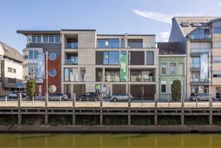 <p>Looking for a fully finished, high-quality newly built home at 6% VAT*? Then this is a great opportunity.</p>
<p>This property, with a generous living area of no less than 280 m², features high-end architecture and includes provisions for a private lift (wheelchair accessible) from the ground floor up to the third floor.</p>
<p>Ground floor: entrance hall (+ toilet), a bright space at the street side ideal for an office or professional practice, a (fully fitted) bathroom, storage room, and an additional (bed)room. Thanks to its versatile layout, this floor offers excellent potential for those looking for a ground-floor (wheelchair-accessible) practice space, office, etc.<br />There is also the possibility to purchase the property fully finished with the high-quality and stylish finishes listed below, as shown in the photos (of the adjacent finished home) in this advertisement.</p>
<p>First floor: open kitchen with living area providing access to a spacious terrace.<br />Second floor: lounge area, large bedroom, bathroom, and separate toilet.<br />From the third floor, you access the terrace from the bright bedroom with dressing room and shower room.</p>
<p>Currently, the property can still be purchased in “casco” condition (at the price mentioned in this advertisement), and the layout can be customized according to your wishes. Finishing price available upon request.*</p>
<p>Interested in a viewing or would you like more information?<br />Contact Pieter Cardoen at +32 475 36 12 52.</p>
<p>*Contact us regarding the conditions.</p>