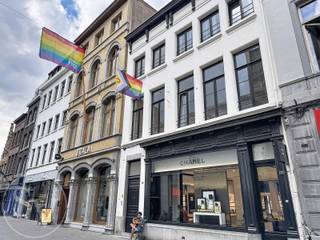 <p><strong><span>Ruim duplexappartement met 3 slaapkamers op absolute topligging.</span></strong></p>
<p><span>Centraal wonen met ruimte, licht en alles wat Antwerpen te bieden heeft letterlijk voor de deur?</span></p>
<p><span>Dat kan in dit prachtige duplexappartement, gelegen op de <strong>eerste en tweede verdieping</strong> van een kleinschalig en karaktervol gebouw met slechts twee appartementen. Op het gelijkvloers bevindt zich de stijlvolle Chanel Fragrance &amp; Beauty Boutique, terwijl u boven geniet van een verrassend ruim en lichtrijk appartement.</span></p>
<p><strong><span><br />Wat dit appartement écht bijzonder maakt?</span></strong></p>
<p><span>De combinatie van ruimte, licht, hoge plafonds en een uitstekende ligging!</span></p>
<p><span>U komt binnen op de eerste verdieping, waar de leefruimtes zich bevinden. De gezellige <strong>zithoek </strong>sluit aan op een aangenaam en ingesloten <strong>stadsterras</strong>, een leuke plek om even tot rust te komen midden in de stad.</span></p>
<p><span>Aansluitend bevindt zich de volledig <strong>ingerichte open keuken</strong>, voorzien van alle hedendaagse comfort, met daarnaast de <strong>ruime eetruimte</strong>. De hoge plafonds en grote ramen laten hier bijzonder veel natuurlijk licht binnen en versterken het gevoel van ruimte.</span></p>
<p><span>De trap naar de tweede verdieping vormt een natuurlijke afscheiding tussen de zit- en eetruimte, zonder aan openheid in te boeten.</span></p>
<p><span>Verder bevinden zich op deze verdieping nog een <strong>gastentoilet </strong>en een aparte <strong>wasplaats</strong>.</span></p>
<p><span>Op de tweede verdieping vinden we <strong>drie ruime en volwaardige slaapkamers</strong>.</span></p>
<p><span>De eerste slaapkamer beschikt over een <strong>aansluitende badkamer</strong>. De twee overige slaapkamers kunnen gebruikmaken van een <strong>tweede, afzonderlijke badkamer</strong>.</span></p>
<p><span>Beide badkamers zijn praktisch en comfortabel ingericht met een dubbele lavabo in meubel, douche en toilet.</span></p>
<p><strong><span><br />Een topligging in het hart van Antwerpen</span></strong></p>
<p><span>Wonen in de Korte Gasthuisstraat betekent wonen midden in het bruisende stadsleven. U bevindt zich op enkele stappen van talrijke winkels, gezellige horecazaken, culturele hotspots en de mooiste plekjes van de Antwerpse binnenstad.</span></p>
<p><span>Voor wie houdt van shoppen is dit een absolute droomlocatie, met onder andere de Meir, Huidevettersstraat en de vele winkelstraten van het stadscentrum vlakbij. Ook voor een avondje uit, een gezellig terrasje of een bezoek aan een museum hoeft u nauwelijks de fiets of wagen te nemen.</span></p>
<p><span>Toch een auto? Verschillende publieke parkings liggen op wandelafstand.</span></p>
<p><strong><span><br />Beschikbaarheid en kost:</span></strong></p>
<p><span>Huurprijs: </span><strong><span>€ 1.900/maand</span></strong><br /><span>Algemene onkosten gebouw: </span><strong><span>€ 125/maand</span></strong><br /><span>Gas, water en elektriciteit: individueel</span><br /><span>Beschikbaar: </span><strong><span>vanaf 1 oktober<br /><br /></span></strong></p>
<p><span>Op zoek naar een ruim en karaktervol appartement met drie slaapkamers, veel licht en een absolute topligging in het centrum van Antwerpen?</span></p>
<p><span>Neem dan snel contact op voor een bezoek. Bekijk alvast de foto's, maar vooral: kom het appartement zelf ontdekken. De combinatie van ruimte, charme en ligging zal u ongetwijfeld weten te overtuigen!</span></p>