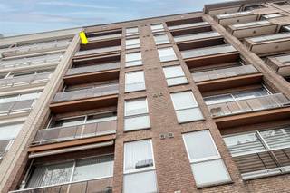 <p><span>Ligging</span><span>:</span></p><p><span> </span></p><p><span>Verzorgd en ruim appartement (100 m²) op de 5° verdieping van een gebouw met lift, centraal gelegen te Deurne-zuid met in de directe opgeving een ruim aanbod van winkels, supermarkten, scholen, horeca en diensten (bank, post , zieknhuis,...)</span></p><p><span>Op korte afstand bevinden zich het Boekenbergpark en het groendomein Rivierenhof.</span></p><p><span> </span></p><p><span>Indeling:</span></p><p><span> </span></p><p><span>Inkomhal met ingemaakte vestiairekast, ruime en aangename woonkamer (35 m²) met een breed schuifraam naar het voorste terras, wat gedateerde maar zeer verzorgde keuken met wasplaats/berging, de originele badkamer (nog in goede staat) met ligbad, apart toilet, een tussenkamer van 9 m² (met mogelijkheid tot plaatsen van een raam voor daglichtinval via de achterste slaapkamer), 2 ruime slaapkamers achteraan waarvan 1 met toegang tot het achterste terras. Dit terras is zuidoost gericht voor de ochtend- en middagzon.<br />In de kelder van het gebouw is er een gemeenschappelijke fietsenstalling, een privé kelderberging en een autostaanplaats (autostaanplaats samen aan te kopen: + € 17.000)</span></p><p><span> </span></p><p><span>Technische kenmerken:</span></p><p><span> </span></p><p><span>EPC Label XXX, (geen renovatieplicht), (oudere) aluminium ramen met dubbele beglazing en achteraan met elektrisch bediende rolluiken, individuele CV op aardgas: recente Vaillant condensatieketel, vernieuwde zekeringskast, dak gebouw geïsoleerd</span></p>
