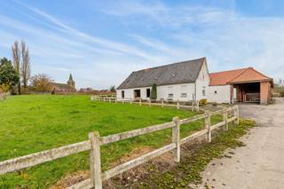 Droomt u van een leven in alle rust en ruimte, omringd door groen? Deze authentieke vierkantshoeve in Mourcourt biedt eindeloze mogelijkheden op...