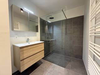 Dit uniek en ruim appartement + kelder is klaar voor verhuur.<br /><br />Gelegen op gelijkvloers, met hoge entree (3,5m).<br />Oppervlakte 67m2<br />EPC nog in aanvraag. Volgens plan: EPC 20 - EPC level A<br /><br />- Woonkamer: <br />○ Accordeon raam van 3m breed, naar het zuiden gericht<br />○ Parkettegel<br />- Keuken:<br />○ U-vorm<br />○ Inductiefornuis<br />○ Frigo<br />○ Vaatwas<br />○ Dampkap<br />○ Oven - microgolf<br />- Slaapkamer<br />○ Accordeon raam 2m breed<br />○ Parkettegel<br />- Badkamer <br />○ Inloopdouche met glazen wand<br />○ Wastafel, spiegel, verlichting<br />○ Plaats voor wasmachine, droogkast<br />- Toilet<br />- Berging<br />- Terras 7m2<br />○ Aan groene binnentuin !!!!<br /><br />Algemeen:<br />- BEN woning EPC klasse A<br /> - Vloerverwarming<br />- De betere materialen<br />- Wit geverfd<br />- Verlichting is aanwezig<br />- Voldoende stopcontacten<br />- Internet via Telenet of Proximus (fibre)<br /><br />Alle nutsvoorzieningen (warmtenet, elektriciteit en water) zijn privé op te nemen door de huurder<br /><br />Verder is er voorzien: <br />- Gemeenschappelijke fietsstalling (beveiligd)<br />- Inclusief extra beveiligde koele berging in de kelder<br />- Mogelijkheid tot autostaanplaats<br /><br />Indien u interesse heeft, contacteer ons.<br />