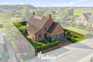 Op zoek naar een ruime, instapklare woning waar rust, comfort en ruimte centraal staan? Dan is deze charmante open bebouwing absoluut een bezoek waard!<br />De woning is gelegen op een perceel van 800 m² en geniet van een topligging in een doodlopende straat, met een groene zone achter het perceel. Hier geniet je van een rustige en aangename woonomgeving, omgeven door groen en met de nodige privacy.<br /><br />Bij het betreden van de woning kom je terecht in de inkomhal met gastentoilet. Verder beschikt het gelijkvloers over een praktische bureauruimte, ideaal voor thuiswerk, en een lichtrijke, ruime woonkamer met gezellige zithoek en eetplaats. Dankzij de grote raampartijen geniet je hier van een mooie lichtinval en een aangenaam zicht op de tuin. Aansluitend bevindt zich de volledig ingerichte keuken, voorzien van alle nodige toestellen.<br /><br />Daarnaast bevinden zich op het gelijkvloers twee slaapkamers en een badkamer, uitgerust met een dubbele lavabo, ligbad en aparte douche. Ook de praktische wasruimte en de dubbele garage met automatische poorten bevinden zich op deze verdieping, wat zorgt voor extra comfort en gebruiksgemak.<br /><br />Op de eerste verdieping bevinden zich nog twee slaapkamers en een ruime zolder van maar liefst 66 m², die tal van mogelijkheden biedt. Bovendien beschikt de woning over een kelder, ideaal als extra opbergruimte.<br /><br />Buiten is het heerlijk vertoeven in de verzorgde, fraai aangelegde tuin met gezellige terrassen. Het overdekte terras sluit mooi aan op de woning en vormt de ideale plek om in alle rust te genieten. De groene omgeving en de mooie hagen zorgen bovendien voor een aangenaam gevoel van privacy.<br /><br />Ook op vlak van energiezuinigheid en comfort heeft deze woning heel wat te bieden! Met een gunstige EPC-score van slechts 204 kWh/m² per jaar (label C) scoort de woning bijzonder goed. Bovendien behoort een EPC-label B met een beperkte energetische aanpassing tot de mogelijkheden.<br />De woning beschikt daarnaast over recente ramen uit 2017, elektrische rolluiken en zonnewering aan zowel de oostelijke als de zuidelijke zijde.<br /><br />Extra troeven zijn de aanwezige zonnepanelen, een regenwaterput van maar liefst 10.000 liter en vliegenramen doorheen de woning.<br /><br /><strong>Ook wild geworden van deze thuis?<br />Twijfel dan niet langer en leg vandaag nog uw bezoek vast!</strong>