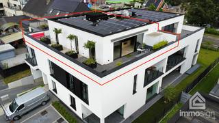 PLUSPUNTEN:<br />+ penthouse <br />+ rustig & strategisch gelegen<br />+ hoogwaardige afwerking<br />+ nieuwbouw, BEN (korting onroerende voorheffing)<br />+ groot zonneterras!<br />+ aankoop onder verlaagd registratietarief mgl. voor rechthebbenden (2%)<br />+ aankoop onder BTW is eveneens mogelijk <br /><br />ALGEMEEN:<br />In deze rustige straat ligt residentie 'Meylan', bestaande uit 9 appartementen, waaronder dit luxueuze penthouse. Het penthouse ligt op de 2de verdieping en geniet van veel privacy. Absolute troef is hier het terras, waar u van zonsopgang tot zonsondergang kan genieten van de zon! Er werd door de eigenaar eveneens een tuinberging geplaatst en dakbomen om een groene en natuurlijke zonwering te creëren op de zuid-/westkant. De zuid-oostzijde is voorzien van een zonneluifel. <br /><br />Via de lift komen we op de 2de verdieping en tevens dakverdieping van de residentie. De hal van het penthouse heeft een vestiaire en werd overal voorzien van maatwerk schuifdeuren voor optimaal gebruikscomfort. Meteen valt de lichte, landelijke stijl op; strakke en moderne elementen, gecombineerd met warme en authentieke materialen zoals de bourgondische natuursteendallen.<br /><br />Via de glazen deur komen we in de woonruimte van het appartement met een TV-hoek met voorziening voor een pelletkachel, een eethoek en een luxueuze open leefkeuken met (ontbijt-)bar. Eiken kasten met softclose, een massief arduinen gefrijnd werkblad, wand in Efesus-marmer, inductiekookplaat, wijnrek, SMEG-oven, vaatwasser op hoogte voor extra comfort: aan luxe geen gebrek. Aansluitend aan de keuken bevindt zich de berging / wasplaats met een gedeelte van de technieken en extra stockage.<br /><br />Heel de woonruimte baadt in het licht en heeft contact met het terras. De grote schuiframen en zonneluifel trekken het buitengevoel nog meer naar binnen.<br /><br />De inkomhal loopt dan weer naadloos over in de nachthal met onder meer een gastentoilet. Er zijn in totaal twee ruime slaapkamers, waarvan er één momenteel in gebruik is als bureelruimte. Vanuit de master bedroom kan u het terras opnieuw betreden. <br />In de badkamer heeft u een inloopdouche met regendouche, een lavabomeubel met veel opbergruimte en twee lavabo's voor de ochtendrush. Aan het plafond hangt een infraroodpaneel met geïntegreerde LED-verlichting (heel aangename stralingswarmte na het douchen).<br /><br />Over verwarming gesproken: met 11 zonnepanelen (380wp/paneel) in combinatie met ventilo-convectoren kan u energiezuinig en duurzaam klimatiseren. Het gehele appartement is voorzien van vloerverwarmingskringen en in elke ruimte is er een ventilo-convector (m.u. van toilet en dressing) die zowel warme als koude lucht kan blazen. In elk seizoen dus de gepaste temperatuur! Het definitieve EPB is in opmaak en wordt na het bouwverlof verwacht, dus werd er voor de verkoop een tussentijds EPC ogpesteld (zie DOWNLOADS) met als score 18 kWh/m²/jaar of label A. Met een geraamd defintief E-peil van E20 of minder bent u gedurende de eerste 5 jaren vrijgesteld van onroerende voorheffing (indien E21-E30, heeft u 50% korting gedurende de eerste 5 jaren). De eigenaar heeft ook al voorzien dat er een thuisbatterij geplaatst kan worden.<br /><br />Parkeren doe je ondergronds en ook hier dacht de eigenaar al aan de toekomst; er werd een apart zekeringenbord geïnstalleerd om in de toekomst een laadpunt te kunnen plaatsen. Daarnaast is er in deze kelderverdieping ook nog een privatieve kelderberging die bij het appartement hoort. Zowel de staanplaats als de kelderberging zijn inbegrepen in uw aankoopprijs.<br />Uw fietsen kan u stallen in de gemeenschappelijke fietsenberging en het huisvuil kan bewaard worden in het gemeenschappelijke afvallokaal.<br /><br />Dit penthouse is bovendien uitstekend gelegen, in een rustige straat en toch vlakbij de oprit van de E314 en het Klaverblad op korte afstand (wisselaar E313). Supermarkten, bushalte, scholen en horeca bevinden zich allemaal op korte afstand. <br /><br />INDELING:<br />-1: staanplaats, kelderberging, gem. fietsenberging, gem. huisvuillokaal<br />0: gemeenschappelijke inkomhal, bezoekersparking<br />+2: inkomhal met vestiaire, gastentoilet, woonkamer met open leefkeuken, keukenberging / wasplaats, nachthal, slaapkamer 1, dressing, slaapkamer 2, badkamer, terras.<br /><br />FINANCIERING:<br />Opgelet: voor woningen gelegen in België zijn enkel Belgische hypotheken mogelijk. Maak tijdig een afspraak zodat u zich op voorhand kan bevragen over de mogelijkheden.<br />Kandidaat-kopers die hun financiële plaatje al hebben voorbereid, wekken altijd meer vertrouwen.<br /><br />Rechthebbenden kunnen het appartement aankopen aan 2% registratiebelasting. De voorwaarden kan u hier nalezen: https://www.vlaanderen.be/belastingen-en-begroting/vlaamse-belastingen/registratiebelasting/verkooprecht/tarieven-in-het-verkooprecht/verlaagd-tarief-in-het-verkooprecht-voor-de-aankoop-van-de-enige-eigen-woning#contact <br /><br />Wenst u toch aan te kopen onder 21% BTW, dan is dat eveneens mogelijk. Informeer naar de voorwaarden bij ons op kantoor. <br /><br />SUCCESVOL VERKOPEN?<br />Dankzij succesvolle transacties zijn wij steeds op zoek naar nieuw aanbod. Overweegt u te verkopen of te verhuren? Informeer vrijblijvend naar onze werkwijze.<br /><br />HOUD ME OP DE HOOGTE:<br />Niet gevonden wat u zocht? Schrijf u gratis in op onze website zodat u vrijblijvend op de hoogte wordt gebracht van nieuw aanbod: https://www.immosign-plus.be/nl/hou-me-op-de-hoogte/<br /><br />CONTACT:<br />Heeft u interesse in dit penthouse? Contacteer ons dan op +32 89 87 03 67 of mail naar info@immosign-plus.be voor het maken van een vrijblijvende afspraak.<br />
