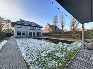 Instapklare villa op 822 m² in een rustige buurt, bestaande uit een inkomhal met vestiaire en gastentoilet, lichtrijke leefruimte met eet- en...