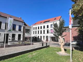 <strong>Bezoek na afspraak met IMMOBOSS per e-mail: ronse@immoboss.be</strong><br /><br />Bent u op zoek naar een energiezuinig en recent appartement, voorzien van alle comfort, en gelegen in het voormalig cinemacomplex "La Familia"? Dan is dit uw kans! De residentie is terug te vinden in het historisch centrum van Ronse, dit nabij de Vrijheid, Kleine Markt, Basiliek, etc. en op een steenworp van de voornaamste winkelstraten en openbaar vervoer. Indeling, eerste verdiep (lift aanwezig): inkomhal met ruimte voor dressing, apart toilet, ruime en lichtrijke leefruimte met open-keuken (hedendaags geïnstalleerd), terras met zicht op het binnenplein, nachthal, praktische berging/wasplaats, 2 volwaardige slaapkamers en een badkamer (inloopdouche). Het appartement werd volledig voorzien van gordijnen en lichtarmaturen.<br /><br /><u>Troeven:</u>
<ul>
<li>volwaardige bewoonbare oppervlakte</li>
<li>gunstige ligging</li>
<li>karaktervolle residentie</li>
<li>energiezuinig, EPC-label: A</li>
<li>onmiddellijk beschikbaar</li>
<li>gemeenschappelijke fietsenstalling</li>
<li>naastliggende openbare parking met voorziening voor elektrisch opladen</li>
<li>algemene onkosten: 50 EUR/mnd. (omvat: verbruik en onderhoud gemene delen + syndicus, met afrekening)</li>
</ul>
<br /><strong>Bezoek na afspraak met IMMOBOSS per e-mail: ronse@immoboss.be</strong>