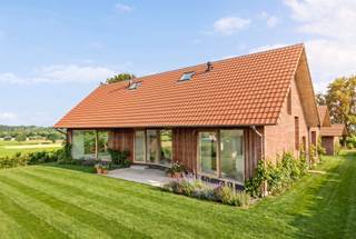 <p>Unieke architectenwoning op een uitzonderlijk perceel van 7.441 m². <br /><br />Op het einde van een rustige doodlopende straat bevindt zich deze bijzondere architectenwoning. <br /><br />De woning geniet van een unieke ligging met adembenemende vergezichten over het omliggende landschap en een ongeziene rust en privacy.<br /><br />De doordachte architectuur, slimme indeling en het gebruik van duurzame, hoogwaardige materialen zorgen voor een tijdloze en kwalitatieve woonbeleving. <br />De woning bevindt zich in een vergevorderde afwerkingsfase, waarbij enkel nog enkele persoonlijke afwerkingen dienen te worden voorzien.<br /><br />Op het gelijkvloers bevinden zich een ruime inkomhal, directe verbinding naar de leefruimtes genietend van de verzichten, een bureau, een luxueuze masterbedroom met aansluitende badkamer. Daarnaast beschikt de woning over een praktische kelderverdieping.<br />Apart bijgebouw met garage voor 2 wagens. <br /><br />De bovenverdieping omvat drie slaapkamers en een tweede badkamer, ideaal voor een gezin of voor het ontvangen van gasten.<br /><br />Een zeldzame combinatie van architectuur, ruimte, rust en panoramische uitzichten op een uitzonderlijk perceel van maar liefst 7.441 m².<br /><br />Bezoek na afspraak met IMMO BEGUIN: info@immobeguin.be</p>