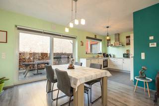 Deze recent gebouwde woning (2014) combineert hedendaags wooncomfort met een rustige, groene ligging in Kastel. Dankzij de solide betonnen...