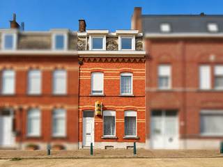 RUIME GEZINSWONING met 4 SLAAPKAMERS, KNUSSE TUIN en RUSTIGE LIGGING NABIJ HET CENTRUM VAN RONSE. Via de inkomhal bereikt u de open woonkamer, gevolgd door de keuken met aansluitend een wasplaats en badkamer. De eerste verdieping beschikt over 2 slaapkamers en op de tweede verdieping bevinden zich nog 2 BIJKOMENDE SLAAPKAMERS. Buiten geniet u van een AANGENAAM TERRAS en een GEZELLIGE TUIN. Dankzij de CENTRALE LIGGING bevinden winkels, scholen, openbaar vervoer en andere voorzieningen zich op korte afstand. Mits MODERNISERING biedt deze woning heel wat mogelijkheden om er een comfortabele thuis op maat van te maken.<br /><br />Adres: Louis Vangrootenbruelstraat 10 te Ronse<br /><br />G-score en P-score A, Renovatieverplichting van toepassing, Bestuursmaatregelen in het maatregelenregister: Nee