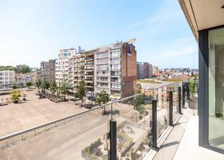 EERSTE BEZOEKMOMENT ZATERDAG 27/06/2026 - SCHRIJF U IN VIA ONZE WEBSITE <br /><br />Zonnig &amp; recent tweeslaapkamer appartement met open zicht op de Markt van De Panne te huur op de vierde verdieping van de residentie Norfolk. <br /><br />Het appartement werd als volg ingedeeld: inkom | leefruimte met zonnig balkon uitkijkend op de Markt | open, volledig uitgeruste keuken | berging met aansluiting voor wasmachine | afzonderlijk toilet | badkamer met inloopdouche en lavabo in meubel | twee volwaardige slaapkamers waarvan 1 uitgevend op balkon aan de achterzijde.<br /><br />Kelder inbegrepen in de prijs, gemeenschappelijke fietsenberging aanwezig! <br /><br />EPC label A: zeer laag verbruik!<br /><br />Op zoek naar een prachtig, energiezuinig appartement in centrum De Panne? Schrijf u dan zeker in voor het bezoekmoment van zaterdag 27/06/2026. 