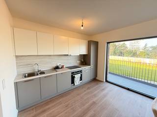 <p>Dit kwalitatieve nieuwbouwappartement met 2 slaapkamers is gelegen op de tweede verdieping van een rustig en groen woonproject in Sint-Agatha-Berchem, op de rand met Groot-Bijgaarden. Het appartement combineert een aangename woonomgeving met hedendaags comfort, een praktische indeling en een terras.</p><p>Via de ruime inkomhal krijg je toegang tot de verschillende leefruimtes. De lichtrijke leefruimte sluit aan op de volledig ingerichte keuken en biedt een aangename plek om te wonen en te ontspannen. Vanuit de leefruimte is er toegang tot het terras, waardoor binnen- en buitenruimte mooi met elkaar verbonden worden.</p><p>Verder beschikt het appartement over twee slaapkamers, een badkamer met bad, lavabo en toilet, een afzonderlijk gastentoilet en een praktische berging/wasplaats.</p><p>Het project werd ontwikkeld volgens het Future Proof-concept, met aandacht voor energiezuinigheid, duurzaamheid en hedendaags wooncomfort. De afgesloten woonomgeving beschikt bovendien over een uitgestrekte privétuin en gemeenschappelijke groenzones.</p><p>Dankzij de ligging op wandelafstand van winkels, scholen en openbaar vervoer woon je hier rustig en groen, maar toch vlak bij alle dagelijkse voorzieningen. Aankoop aan 6% btw is mogelijk onder voorwaarden. Een kelderberging en ondergrondse staanplaats zijn beschikbaar.</p><p>Liever zelf ontdekken wat dit appartement te bieden heeft? Contacteer ons voor meer informatie of een bezoek</p>