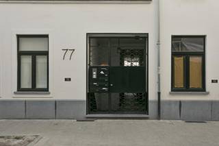 Viewing requests are handled by email.Behind the impressive façade of this listed 16th-century building, discover this trendy 3-bedroom apartment,...
