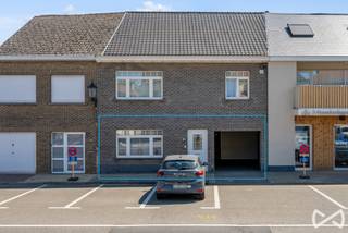 <p><span>Dit aangename gelijkvloersappartement is gelegen in het centrum van Zwalm, in een kleinschalige residentie bestaande uit slechts twee entiteiten. Dankzij de centrale ligging bevinden winkels, dagelijkse voorzieningen en openbaar vervoer zich op korte afstand. Bovendien geniet de woning van een vlotte verbinding richting onder meer Zottegem, Oudenaarde en Gent.</span></p>
<p><span>Het appartement omvat een </span><strong><span>gezellige woonkamer</span></strong><span>, een </span><strong><span>afzonderlijke keuken</span></strong><span>, een </span><strong><span>badkamer</span></strong><span> en </span><strong><span>twee slaapkamers</span></strong><span>. De gelijkvloerse ligging zorgt voor een bijzonder praktische toegankelijkheid en maakt het appartement geschikt voor zowel starters, een klein gezin als investeerders.</span></p>
<p><span>De kleinschaligheid van het gebouw zorgt voor een aangename en rustige woonomgeving met slechts één andere wooneenheid.</span></p>
<p><strong><span>Troeven:</span></strong></p>
<ul>
<li><span>Gelijkvloers appartement</span></li>
<li><span>Kleinschalige residentie met slechts 2 entiteiten</span></li>
<li><span>2 slaapkamers</span></li>
<li><span>Praktische indeling</span></li>
<li><span>Gelegen in het centrum van Zwalm</span></li>
<li><span>Goede verbinding naar Zottegem, Oudenaarde en Gent</span></li>
<li><span>Interessant als eigen woning of investering</span></li>
</ul>
<p><strong><span>Interesse?</span></strong><br /><span> Neem vandaag nog contact op voor meer informatie of een bezoek ter plaatse op het nummer 055/ 59 50 10</span></p>
