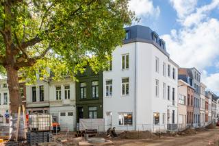 <p>Bent u op zoek naar een instapklaar appartement op een rustige maar centrale locatie in de stad? Zoek niet verder! Dit prachtig gerenoveerde appartement op de derde verdieping is wat u zoekt.</p>
<p><strong>Highlights:</strong></p>
<ul>
<li>Recent totaalrenovatie: het gebouw is future-proof en beschikt over een EPC-label B.</li>
<li>1 slaapkamer, ideaal voor zowel eigen bewoning als investering.</li>
<li>Moderne en hoogwaardige afwerking met oog voor detail in keuken, badkamer en vloeren.</li>
<li>Volledig uitgeruste keuken met hoogwaardige inbouwtoestellen.</li>
<li>Grote raampartijen zorgen voor een overvloed aan natuurlijk licht in zowel de leefruimte als de slaapkamer.</li>
<li>Slaapkamer met directe toegang tot de stijlvolle badkamer, inclusief inloopdouche en toilet.</li>
</ul>
<p>Dit appartement biedt u een unieke kans om direct in te trekken en te genieten van hedendaags comfort op een rustige locatie in de stad. Mis deze kans niet!<br /><br /><br /></p>
<p><span>Neem contact met ons op voor een bezichtiging via 03 210 90 20 of stuur een e-mail naar </span>info@brocor.be<span>.</span></p>