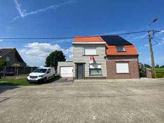 <strong>Wervik - Landelijk gelegen woning met 1 slaapkamer te koop.</strong><br /><br /><strong>Indeling:</strong><br />Inkomhal, lichtrijke living met aansluitende keuken (zelf in te richten), berging, aparte opslagplaats, ruime garage, veranda en ruime tuin.<br /><u>1ste verdieping:</u> ruime badkamer en slaapkamer<br /><u>Zolderverdieping:</u> extra slaapkamer mogelijk<br /><br /><strong>Troeven:</strong><br />+ Wartmepomp<br />+ Veranda<br />+ Garage en staanplaats<br />+ Ruime tuin<br />+ Voorzieningen vloerverwarming<br />+ Mogelijkheid tot extra slaapkamer op zolder