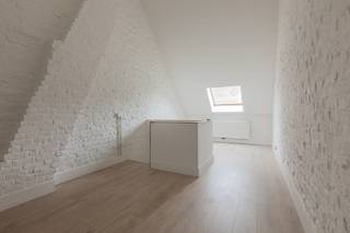 Instapklare, lichtrijke, centraal gelegen woning met 3 slaapkamers en gezellig tuinterras (elektriciteit GOEDGEKEURD, EPC- label B,zonneboiler, airco...)...op een steenworp van de leieboorden. (er werd AI gebruikt- foto's voor en na om de mogelijkheden te tonen. Daarbij werd rekening gehouden werd met de bestaande indeling en vaste elementen).