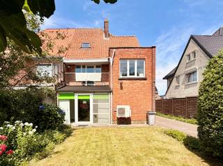 Wonen waar je werkt of werken waar je woont? Dit gerenoveerd duplex appartement is gelegen op de eerste en tweede verdieping boven het handelspand. U beschikt over een zuid-gerichte tuin, een knus terras en verschillende parkeermogelijkheden.De indeling van het appartement is als volgt: U betreedt het appartement via de algemene inkomhal. Verder heeft u een lichtrijke living met toegang tot het balkon en aansluitend een ruime eetkamer. De volledig ingerichte keuken is voorzien van alle nodige toestellen. Drie slaapkamers waarvan één op de eerste verdieping en twee op de tweede verdieping. De badkamer beschikt over een lavabo met kastruimte, ligbad met douchemogelijkheden en een toilet. De indeling van het handelspand is als volgt: Het kantoor is gelegen in een halfopen bebouwing en biedt parkeermogelijkheden vooraan en links van het gebouw. De ruimte omvat een gemeenschappelijke inkomhal, een ruime open kantoorruimte met diverse bureelmogelijkheden en twee afzonderlijke burelen, waarvan één voorzien is van een extra opslagruimte. Een apart toilet is ook voorzien.Een extra troef is de aangename en gezellige tuin, ideaal om samen met het team of klanten te ontspannen tijdens een pauze.Nog enkele troeven van dit pand: woon-werk verkeer niet nodig, centraal gelegen op een enorm zichtbare en toegankelijke locatie, helemaal instapklaar, in het centrum van Sint-Niklaas nabij invalswegen.Interesse? Mail vrijblijvend naar verkoop@bebuild.be en ga met ons ter plaatse.epc appartement: 378 kWh/m²epc handelspand: Perceelscore of P-score AGebouwenscore of G-score A