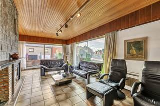<p><strong>Deze te renoveren bungalow</strong> is gelegen op een strategische locatie in Welle. Winkels, scholen en openbaar vervoer bevinden zich in de onmiddellijke nabijheid. De oprit van de E40 is vlot bereikbaar op enkele minuten rijden. Het pand biedt, mits renovatie, tal van mogelijkheden. Het gelijkvloers omvat een inkomhal, een lichtrijke leefruimte met salon en eetplaats, een keuken, <strong>een veranda</strong>, een nachthal, een badkamer, <strong>drie slaapkamers</strong> en een afzonderlijk toilet. De woning is <strong>volledig onderkelderd</strong> en beschikt over<strong> een garage</strong>, een berging en een cv-ruimte. Daarnaast is er<strong> een tuintje en een achterliggende oprit</strong> (erfdienstbaarheid) die toegang verleent tot de garage. Dankzij de ruime indeling en de volledig onderkelderde woning is dit pand bovendien<strong> ideaal voor zelfstandigen of mensen met een bijberoep, zoals een schoonheidssalon, nagelstudio, bureau of andere vrij beroep. </strong>Mits de nodige inrichting kan eenvoudig een afzonderlijke praktijk- of werkruimte worden voorzien, met behoud van het privékarakter van de woning. CV op stookolie - Buitenschrijnwerk in aluminium met dubbele beglazing. (Maatregelen opgenomen in het maatregelenregister: nee)</p>