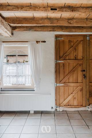 SCHRIJF JE IN VOOR HET EERSTE BEZOEKMOMENT VAN DONDERDAG 2 APRIL VIA ONZE WEBSITE!<br /><br />Ben jij op zoek naar een charmante en authentieke woning met een grote aangelegde tuin, vlakbij het centrum van Oudenaarde? Gevonden!<br /><br />De rustige maar vlot bereikbare ligging, de mooie authentieke elementen en de ruime, verzorgde tuin maken van deze woning een echte thuis voor wie karakter en comfort wil combineren.<br /><br />INDELING:<br /><br />GLV:<br />Je komt de woning binnen via de ruime inkomhal. Van hieruit heb je toegang tot het gastentoilet, een praktische wasplaats en de gezellige leefruimte. De leefruimte sluit mooi aan op de keuken, vanwaar je geniet van een aangenaam zicht op het terras en de tuin. Verder bevindt zich op het gelijkvloers nog een grote slaapkamer met een eigen badkamer en toilet.<br /><br />1eV:<br />Op de eerste verdieping vind je een ruime kamer onder het dak. Deze ruimte kan perfect dienen als extra slaapkamer, bureau of hobbyruimte.<br /><br />Zie jij jezelf hier al wonen in alle rust, en toch vlakbij het centrum? Aarzel dan zeker niet en plan vandaag nog je bezoek in!